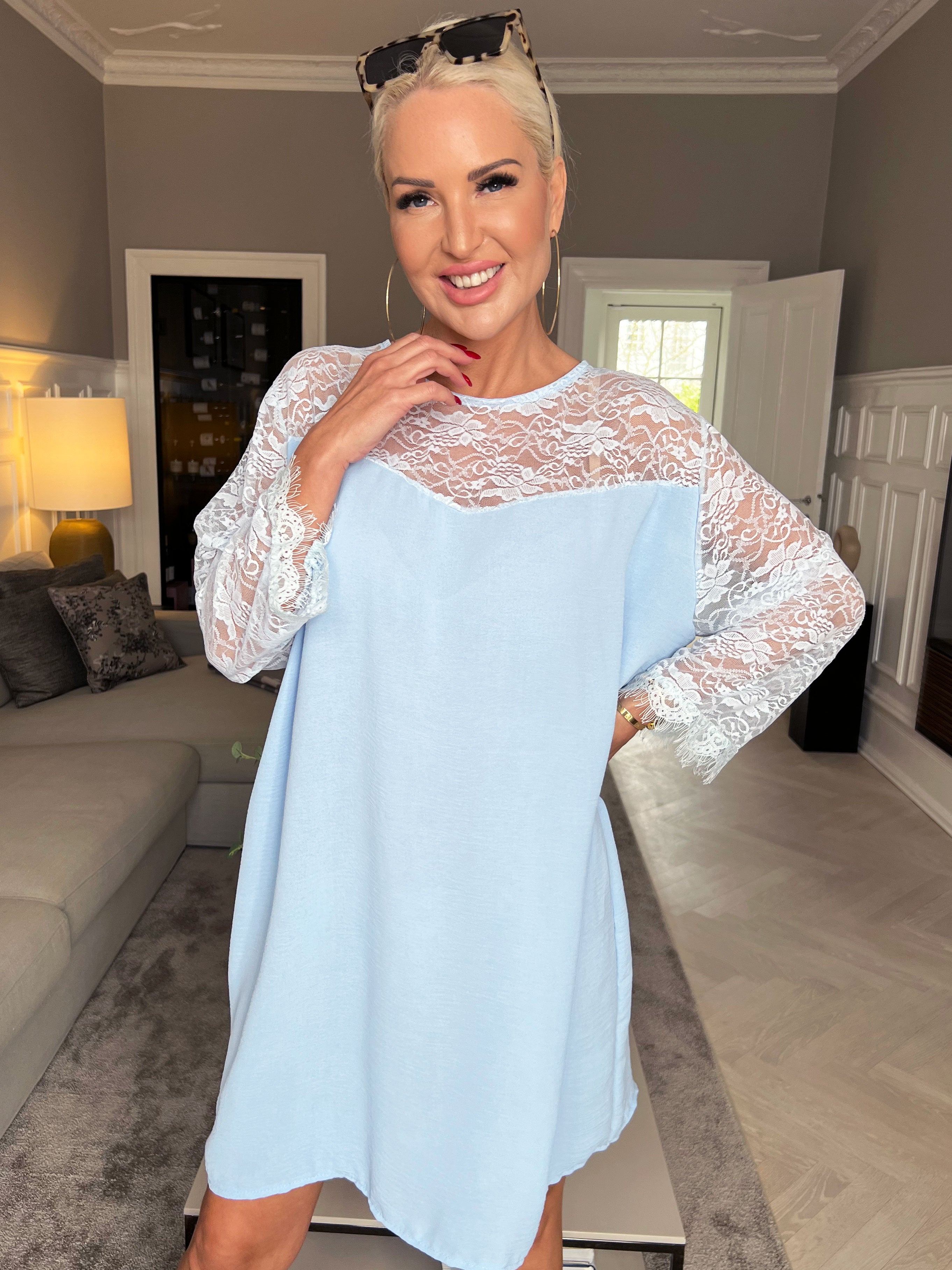 Nadine dress - Söt spetsklänning med rosett i ryggen